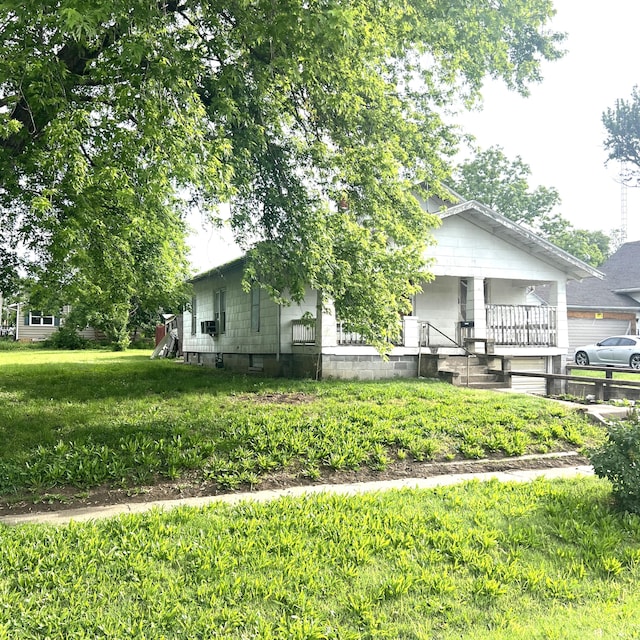 402 E 4th St, Salisbury, MO 65281 - view of front of house with covered porch and a front yard