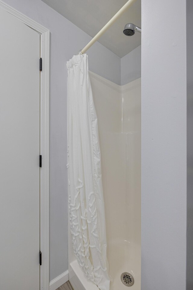 109 N Linnwood Dr, Linn, MO 65051 - full bathroom featuring a shower with curtain