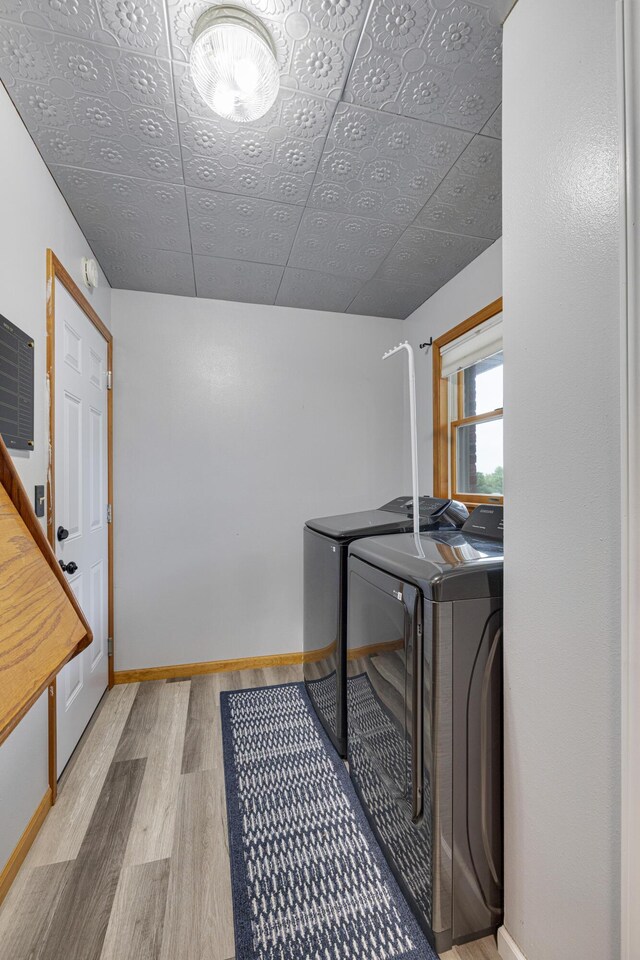 109 N Linnwood Dr, Linn, MO 65051 - laundry room featuring washer and dryer, wood finished floors, and baseboards