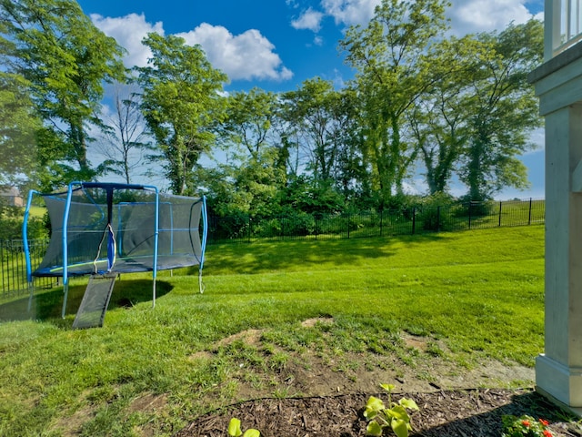602 E Old Hawthorne Dr, Columbia, MO 65201 - view of yard with a trampoline