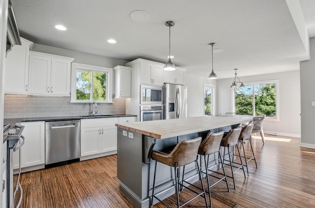 602 E Old Hawthorne Dr, Columbia, MO 65201 - kitchen with stainless steel appliances, a sink, decorative backsplash, plenty of natural light, and recessed lighting
