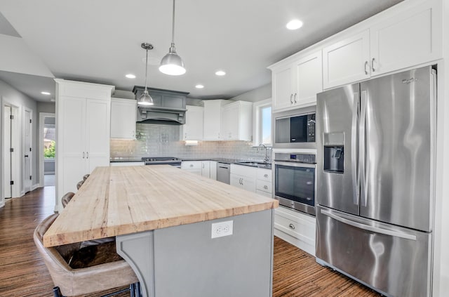 602 E Old Hawthorne Dr, Columbia, MO 65201 - kitchen featuring stainless steel appliances, a sink, a center island, tasteful backsplash, and plenty of natural light