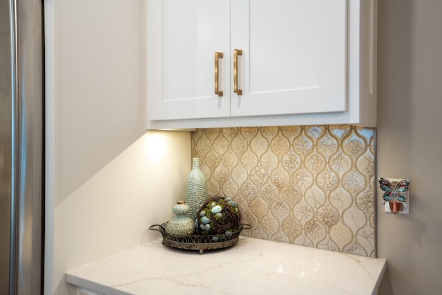 7501 Kirby Knowle Ct, Columbia, MO 65203 - detailed view of tasteful backsplash and freestanding refrigerator