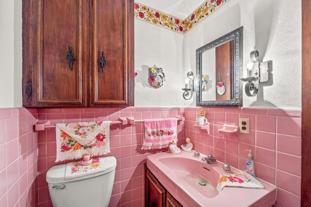 304 W Maple St, Auxvasse, MO 65231 - half bath featuring vanity, toilet, wainscoting, and tile walls