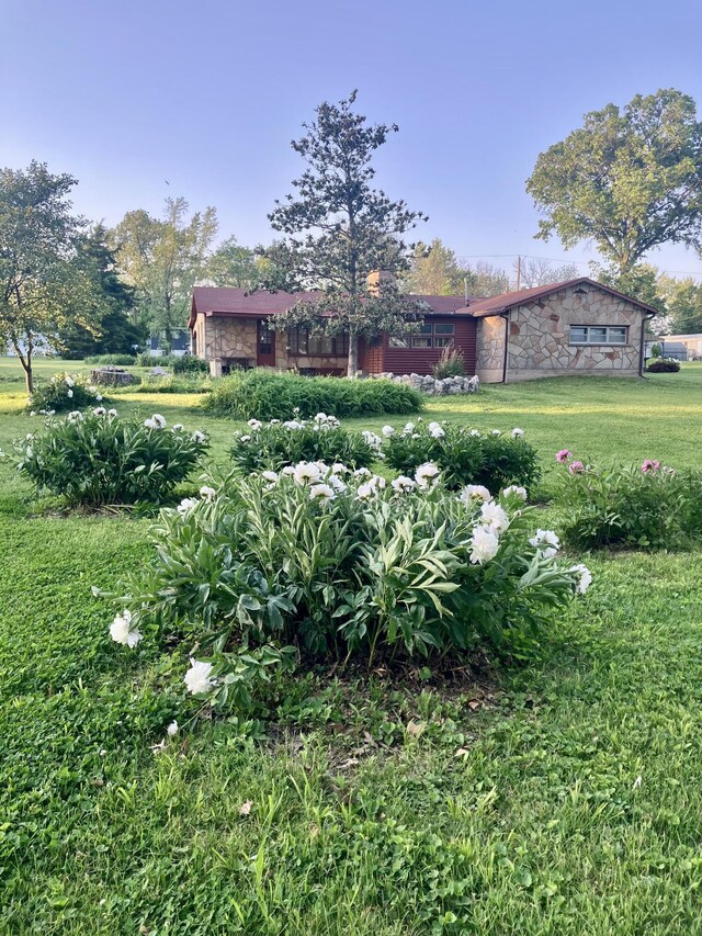 304 W Maple St, Auxvasse, MO 65231 - view of green lawn