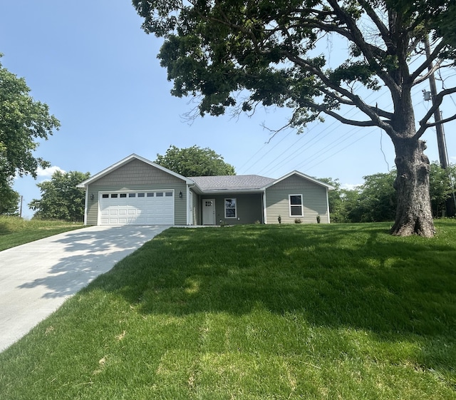 915 Colorado St, Jefferson City, MO 65109 - single story home featuring an attached garage, a front lawn, and driveway