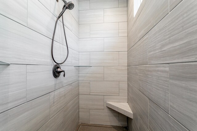 2016 Devonshire Dr, Columbia, MO 65203 - full bathroom featuring tiled shower