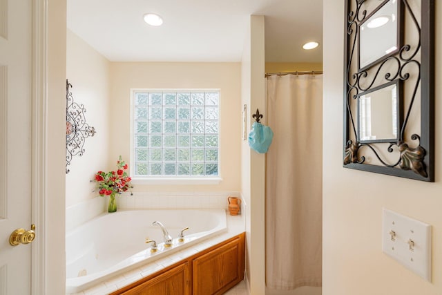 9050 Hartley Rd, Hallsville, MO 65255 - bathroom featuring a tub with jets, recessed lighting, and curtained shower