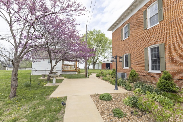 1001 Randolph St, Glasgow, MO 65254 - view of home's community featuring a yard