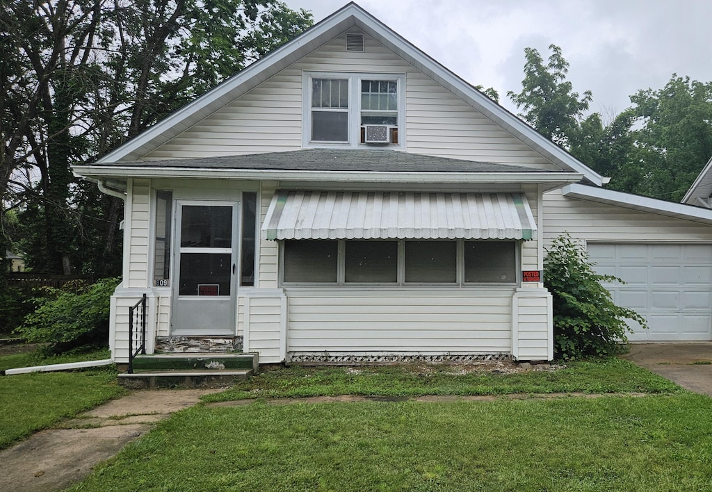 809 E Love St, Mexico, MO 65265 - view of front of home featuring entry steps, a front lawn, a garage, and a shingled roof