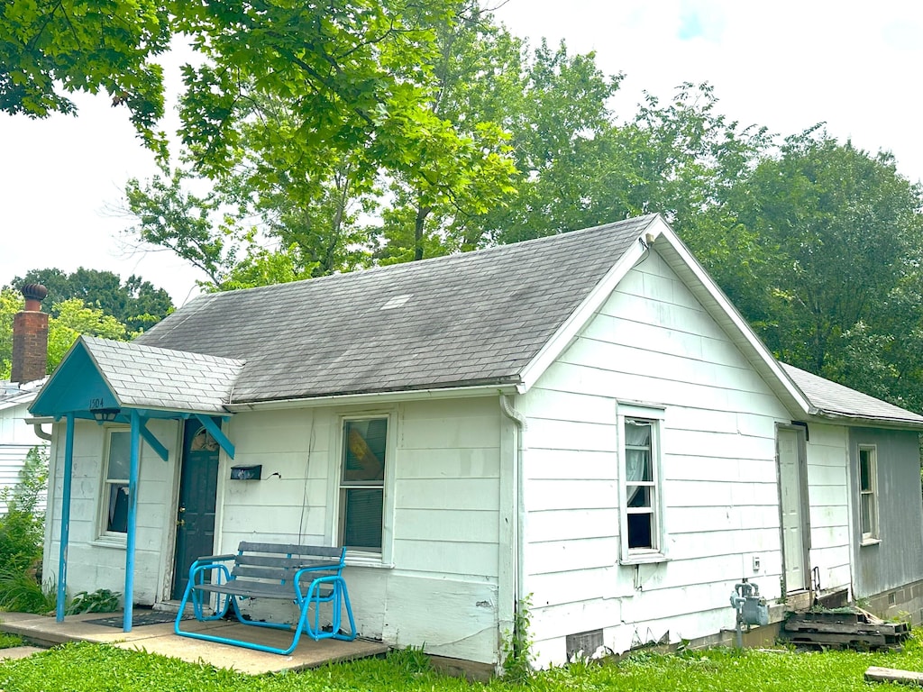 1504 Monroe St, Fulton, MO 65251 - rear view of property with a shingled roof and a lawn