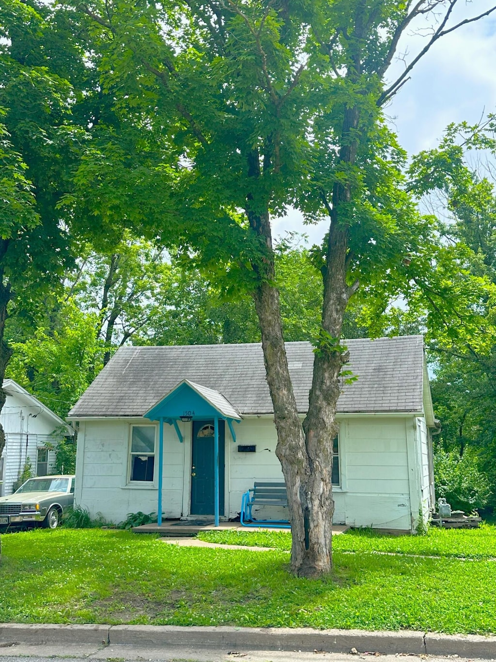 1504 Monroe St, Fulton, MO 65251 - view of front of property featuring a front yard and a shingled roof