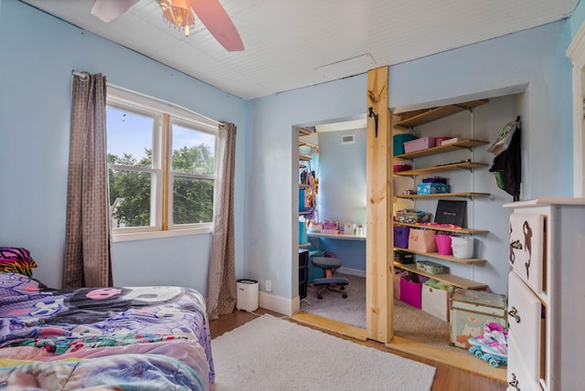 704 N Jefferson St, Mexico, MO 65265 - bedroom featuring wood finished floors, a desk, and ceiling fan