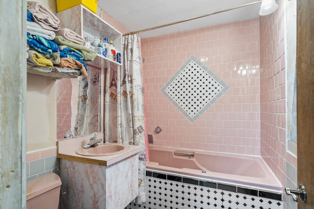 704 N Jefferson St, Mexico, MO 65265 - bathroom with tiled shower / bath and vanity