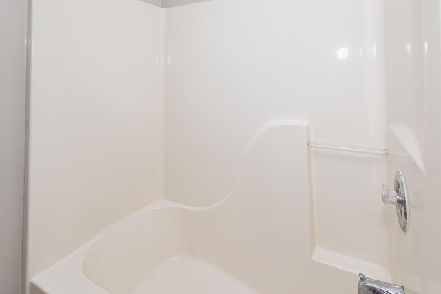 9855 N Route E, Harrisburg, MO 65256 - full bath featuring a shower and a tub
