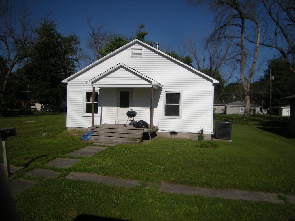 609 S Rollins St, Centralia, MO 65240 - photo 1