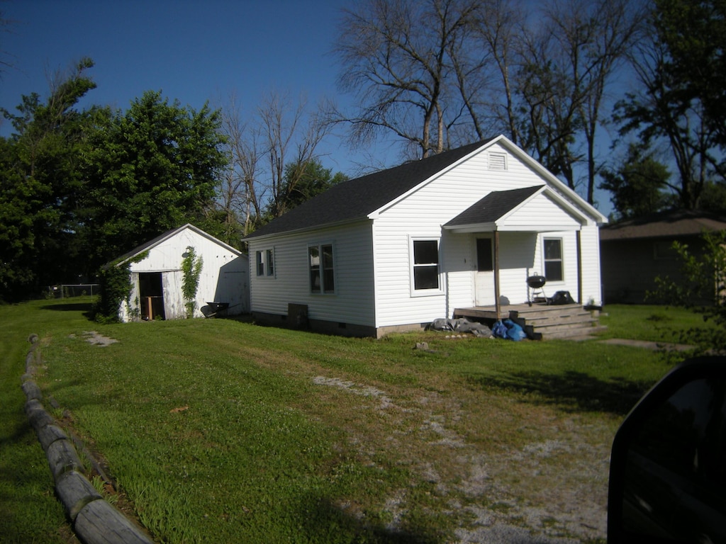 609 S Rollins St, Centralia, MO 65240 - photo 2