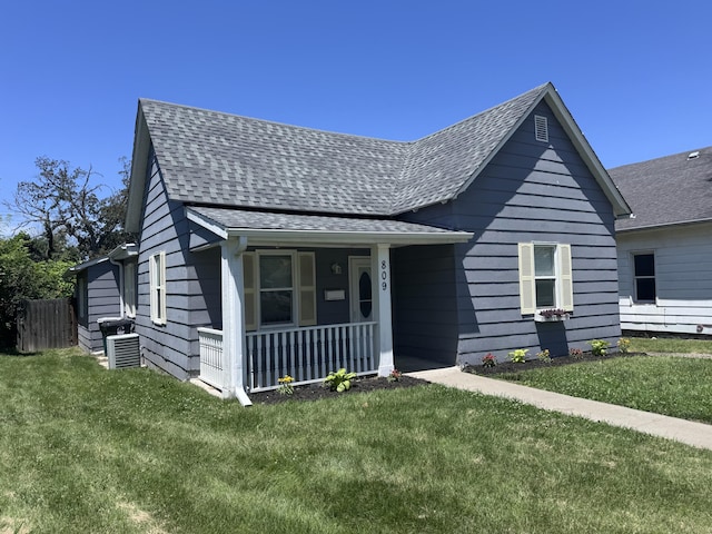 809 S 4th St, Moberly, MO 65259 - bungalow featuring a porch, a shingled roof, and a front yard