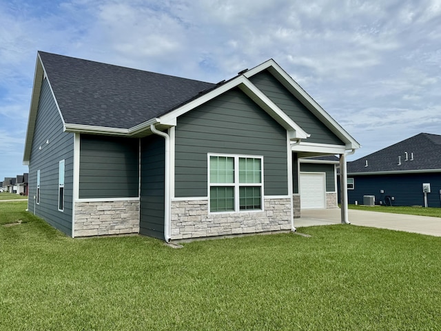 921 S Columbia St, Centralia, MO 65240 - craftsman house featuring concrete driveway, stone siding, and a front yard