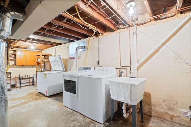 709 Clayton St, Columbia, MO 65203 - laundry area featuring independent washer and dryer
