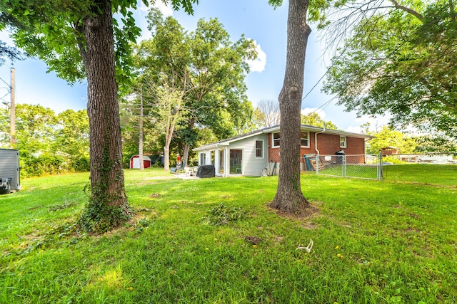 1601 Parklawn Ct, Columbia, MO 65202 - view of yard with a storage shed