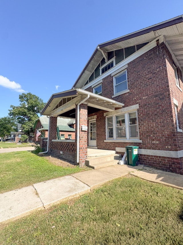 632 W Logan St, Moberly, MO 65270 - view of front facade featuring a front yard and brick siding