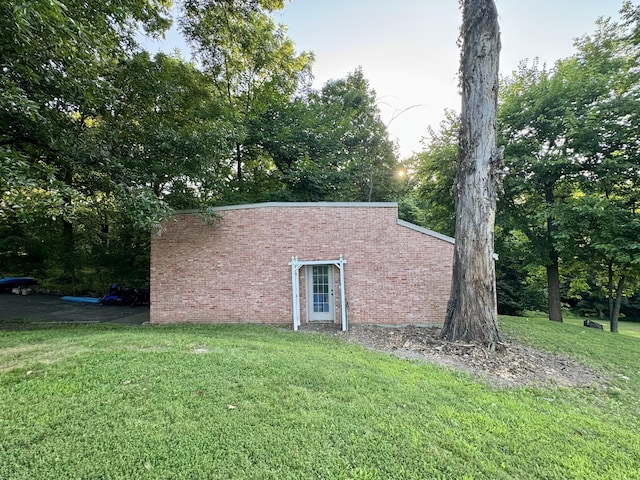 450 W Covered Bridge Rd, Columbia, MO 65203 - view of side of home with a lawn and brick siding