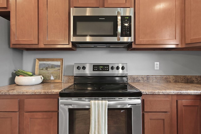 925 Kelli Ct, Centralia, MO 65240 - kitchen featuring stainless steel appliances and light countertops