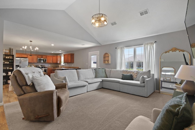 925 Kelli Ct, Centralia, MO 65240 - living area featuring a chandelier, vaulted ceiling, and recessed lighting