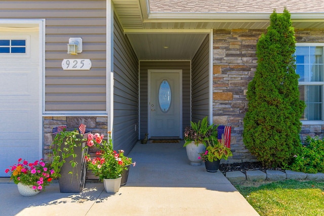 925 Kelli Ct, Centralia, MO 65240 - property entrance with stone siding and roof with shingles