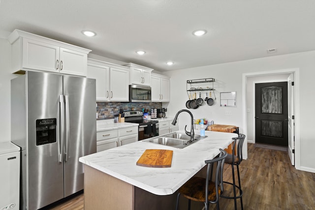 506 Addie Ln, Centralia, MO 65240 - kitchen featuring stainless steel appliances, white cabinets, a kitchen island with sink, dark wood finished floors, and recessed lighting