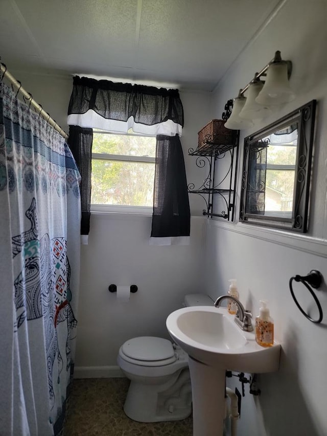 195 N Mattie Ave, Sycamore, GA 31790 - bathroom featuring toilet, a shower with curtain, and baseboards