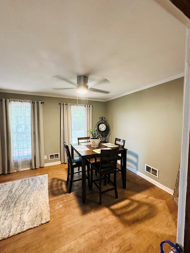 dining space featuring ornamental molding, visible vents, and baseboards