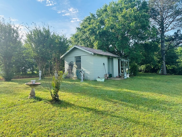 view of side of property featuring a lawn