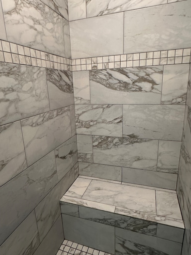 bathroom featuring a tile shower