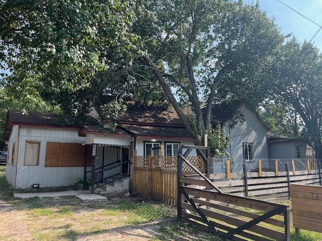 view of front of house featuring fence
