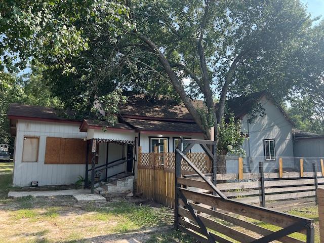 view of front of house featuring fence