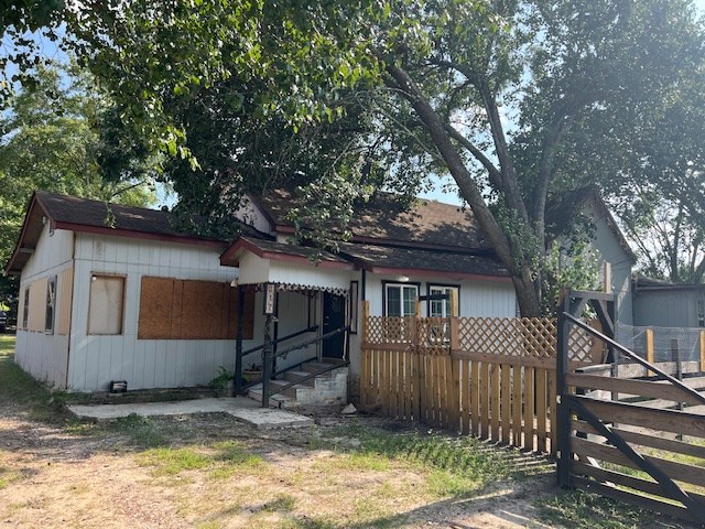 view of front of property with fence