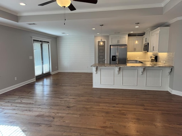 564 Osprey Cir, Tifton, GA 31794 - kitchen featuring appliances with stainless steel finishes, a peninsula, a ceiling fan, white cabinetry, and a breakfast bar area