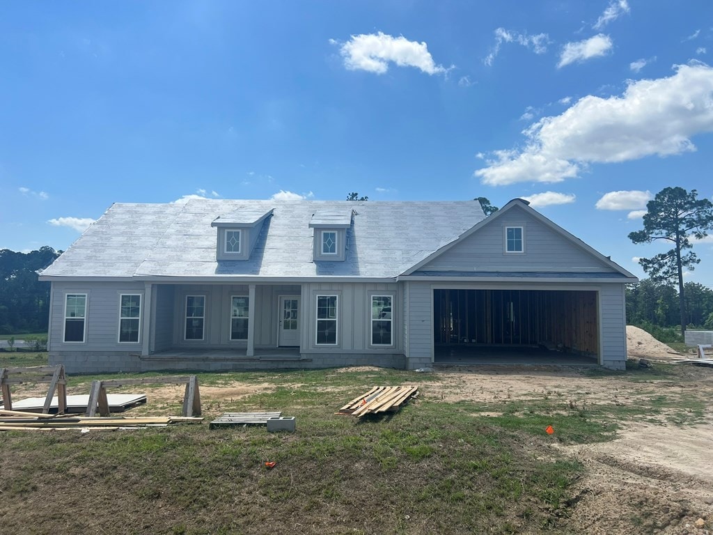 16 Edgewater Ct, Tifton, GA 31793 - view of front of property with a garage, dirt driveway, and a front lawn