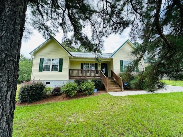 122 Ericas Ct, Fitzgerald, GA 31750 - single story home featuring crawl space, a front yard, and stairs