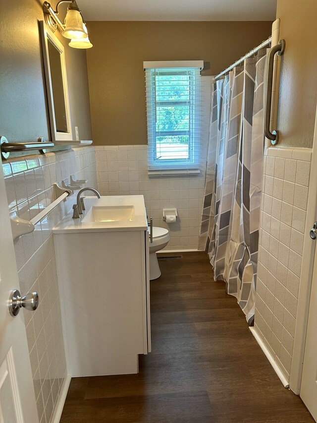 1222 Minton Rd, Sylvester, GA 31791 - full bathroom featuring tile walls, wood finished floors, wainscoting, vanity, and curtained shower