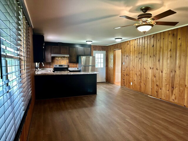 1222 Minton Rd, Sylvester, GA 31791 - kitchen with stainless steel appliances, a peninsula, dark wood finished floors, under cabinet range hood, and ceiling fan