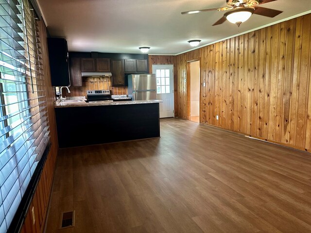 1222 Minton Rd, Sylvester, GA 31791 - kitchen with stainless steel appliances, under cabinet range hood, a peninsula, wood finished floors, and ceiling fan