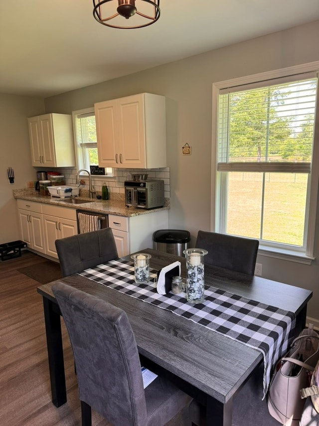 3524 Moss Island Ct, Albany, GA 31721 - dining area with dark wood finished floors