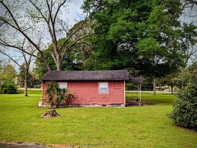 view of outdoor structure featuring an outbuilding