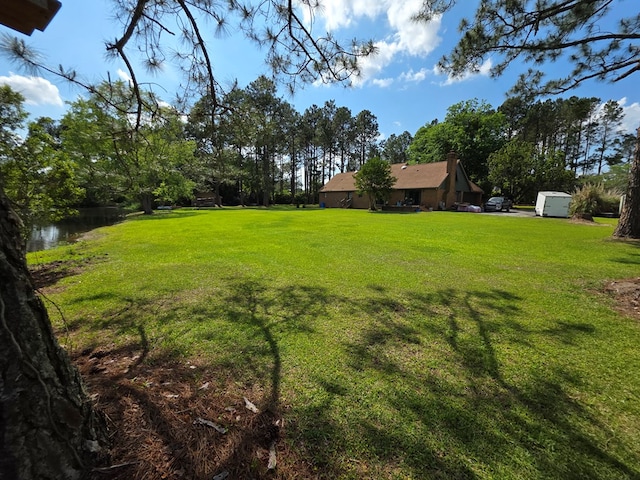 view of green lawn