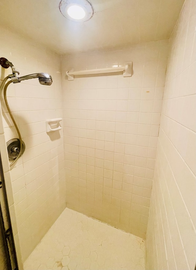 111 Van Deman Ct, Fitzgerald, GA 31750 - bathroom featuring tiled shower