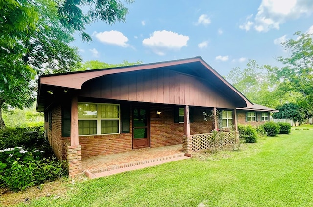 111 Van Deman Ct, Fitzgerald, GA 31750 - view of front of property featuring a front yard, covered porch, and brick siding