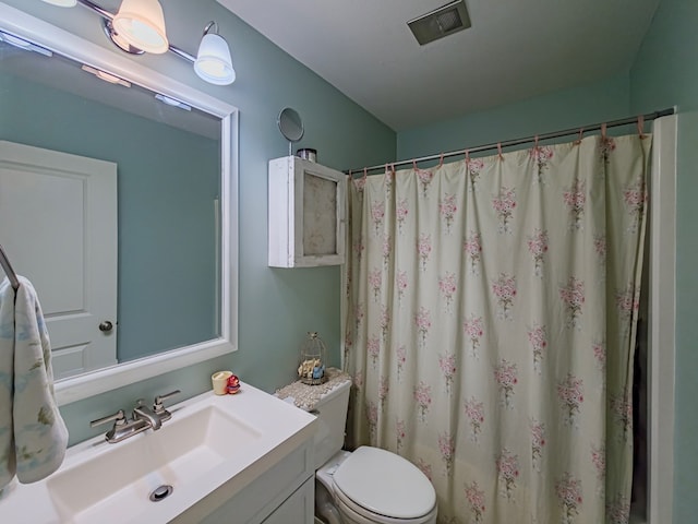 127 Carol Cir, Fitzgerald, GA 31750 - bathroom with vanity and curtained shower